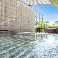 ห้องอาบน้ำขนาดใหญ่ที่น้ำพุร้อนธรรมชาติ