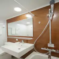 한 면에 포인트 컬러를 배치한 기능적인 욕실.