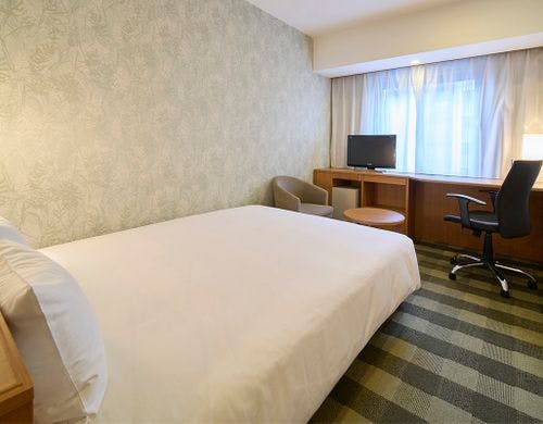 1面ポイントカラーを配した機能的な浴室