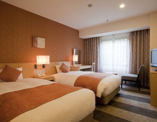 1面ポイントカラーを配した機能的な浴室