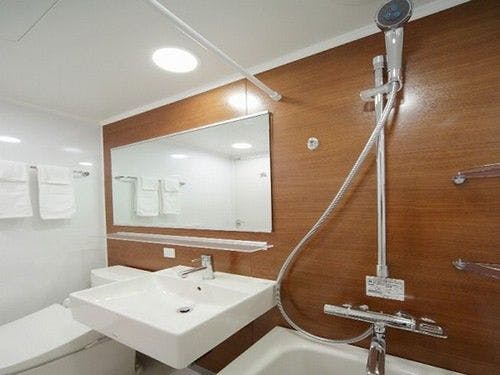 1面にポイントカラーを配した機能的な浴室