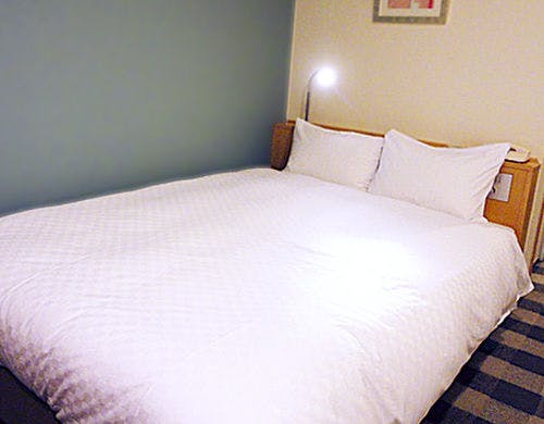 1面ポイントカラーを配した機能的な浴室