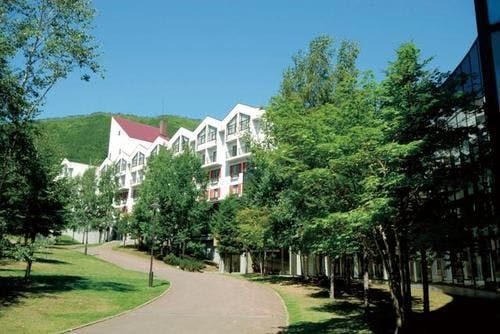 ■อาคารนอร์ทและเซาท์วิง: ภายนอกอาคาร (ฤดูร้อน)