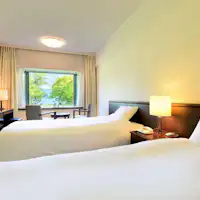 ห้องพักแบบเตียงคู่หรือสามริมทะเลสาบ (ฤดูร้อน)