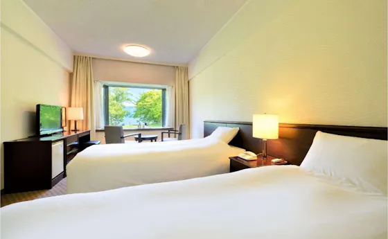 ห้องพักแบบเตียงคู่หรือสามริมทะเลสาบ (ฤดูร้อน)