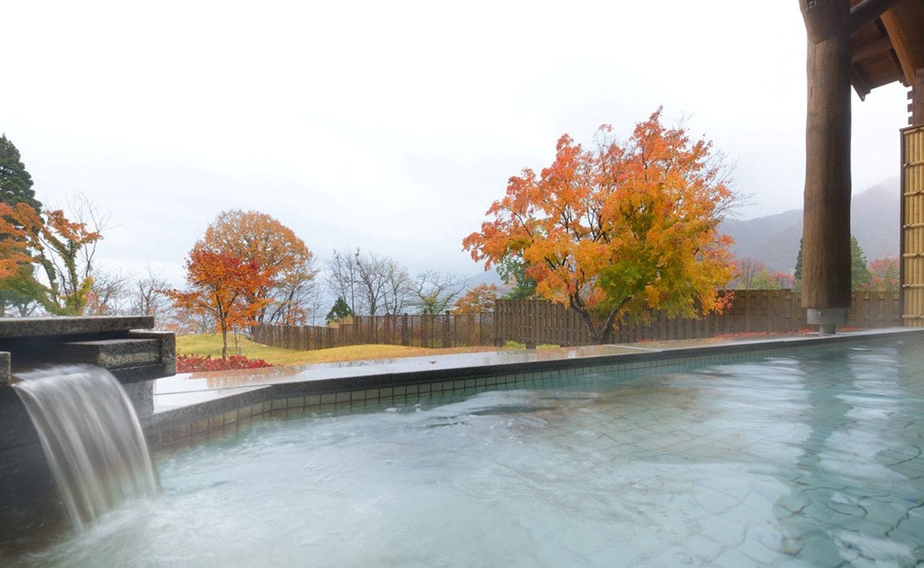 น้ำพุร้อนกลางแจ้ง (ฤดูใบไม้ร่วง)