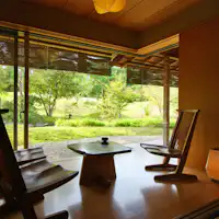 นอกหน้าต่างมีทิวทัศน์ที่สวยงามของสวนญี่ปุ่น