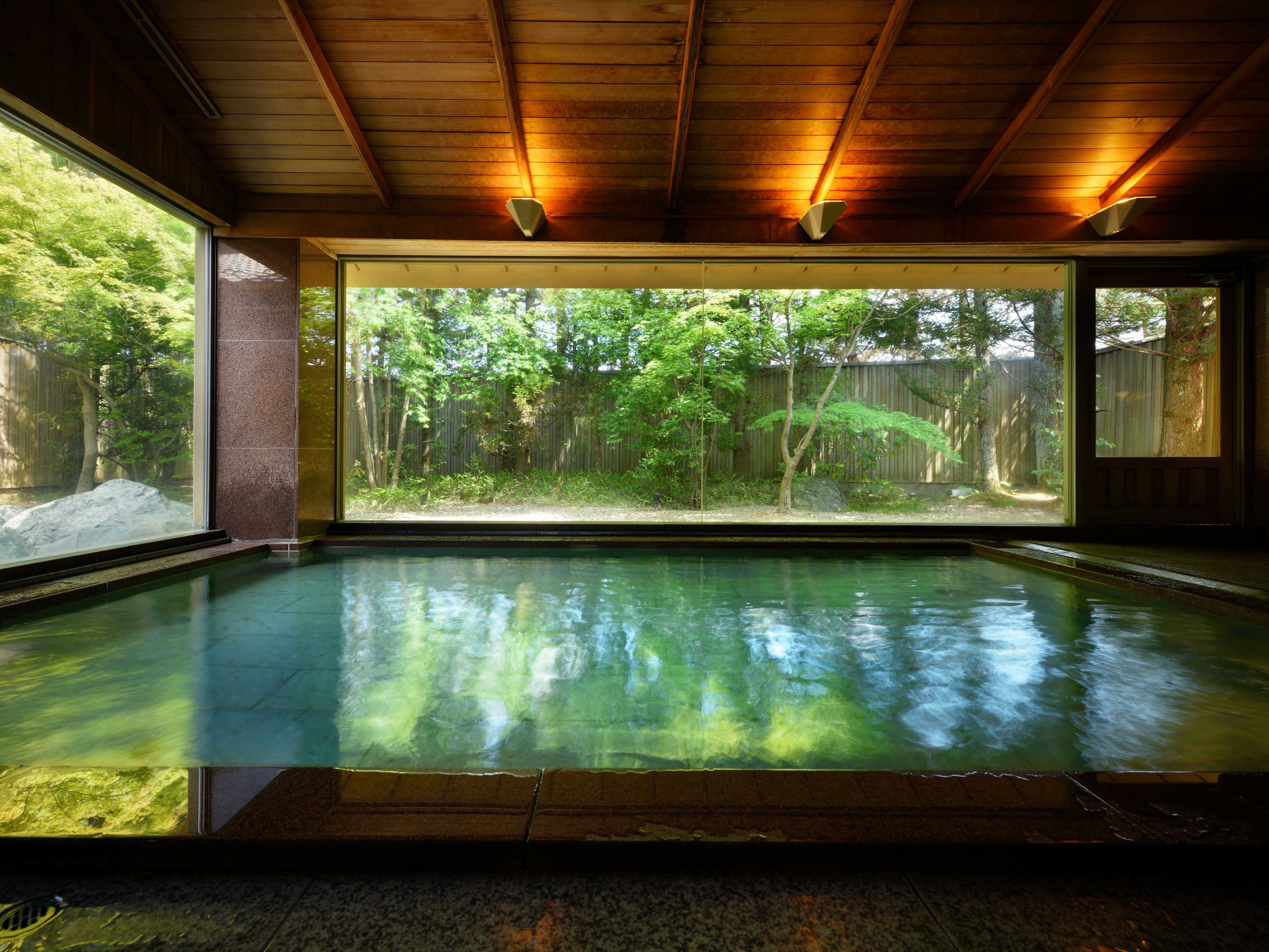 ห้องอาบน้ำชาย - ห้องอาบน้ำสาธารณะขนาดใหญ่