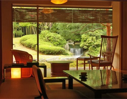 窓の外には日本庭園の美しい眺め