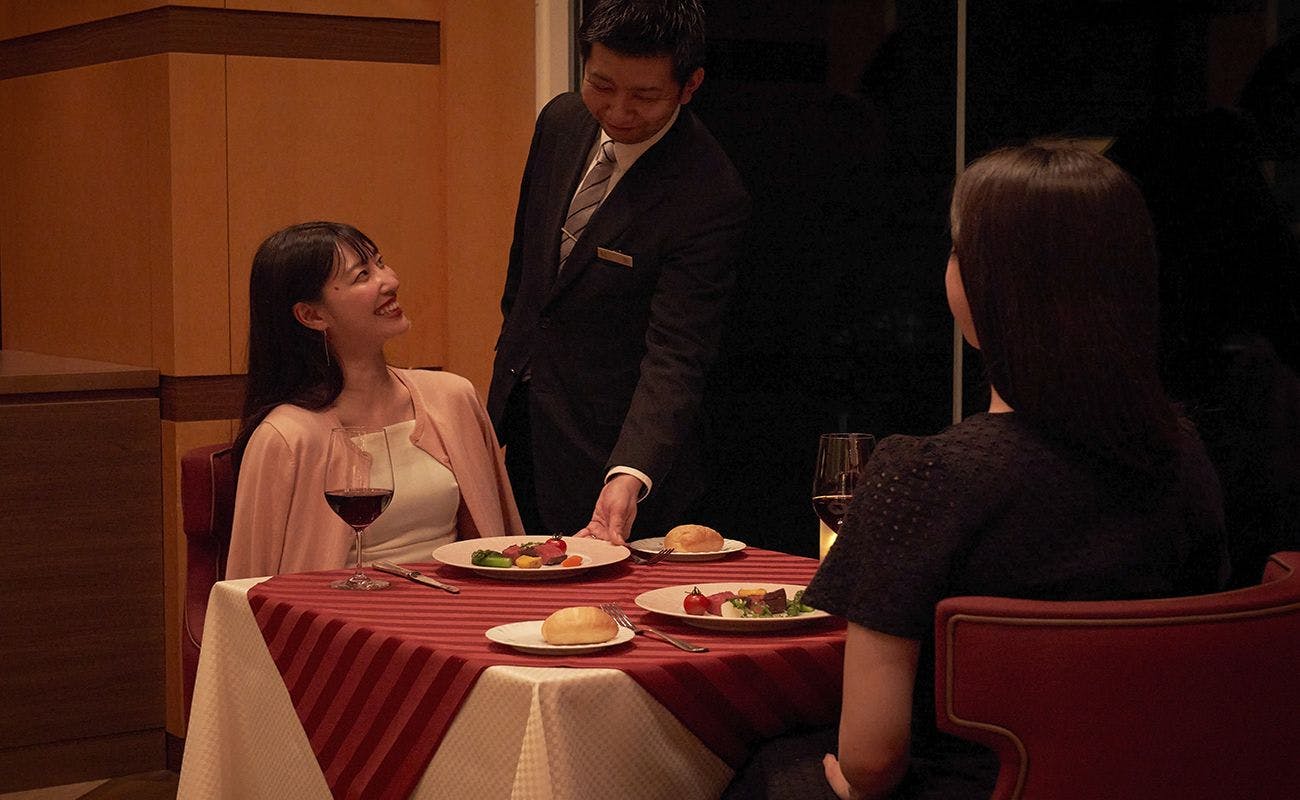 อาหารเย็นที่ร้านอาหาร