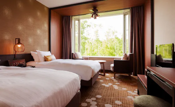 ห้องพักเตียงคู่พร้อมวิวป่าที่งดงามจากท้องฟ้ากว้างใหญ่