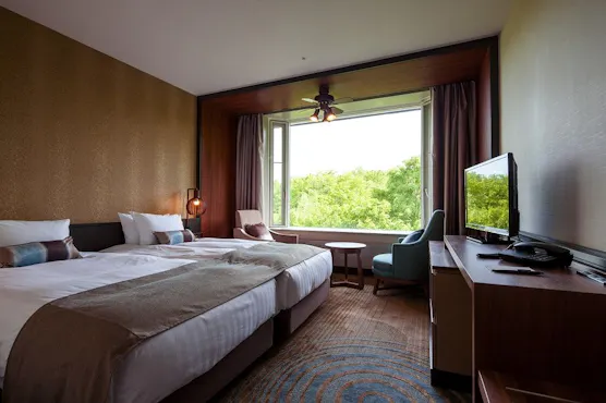 ห้องพักแบบฮอลลีวูดที่มีเตียงสองเตียงวางเรียงกัน