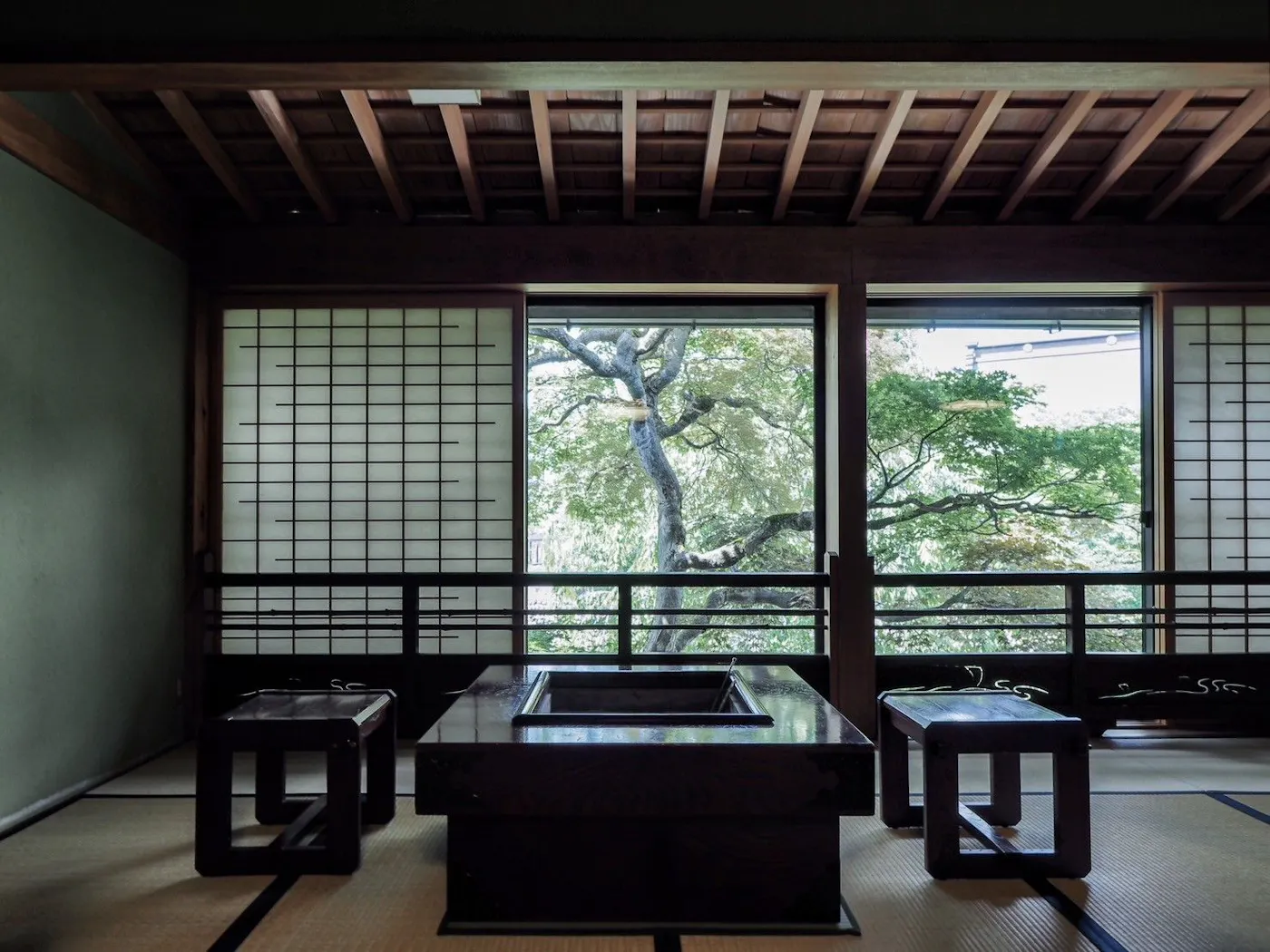 飛騨古川 八ツ三館：庭を望む和室