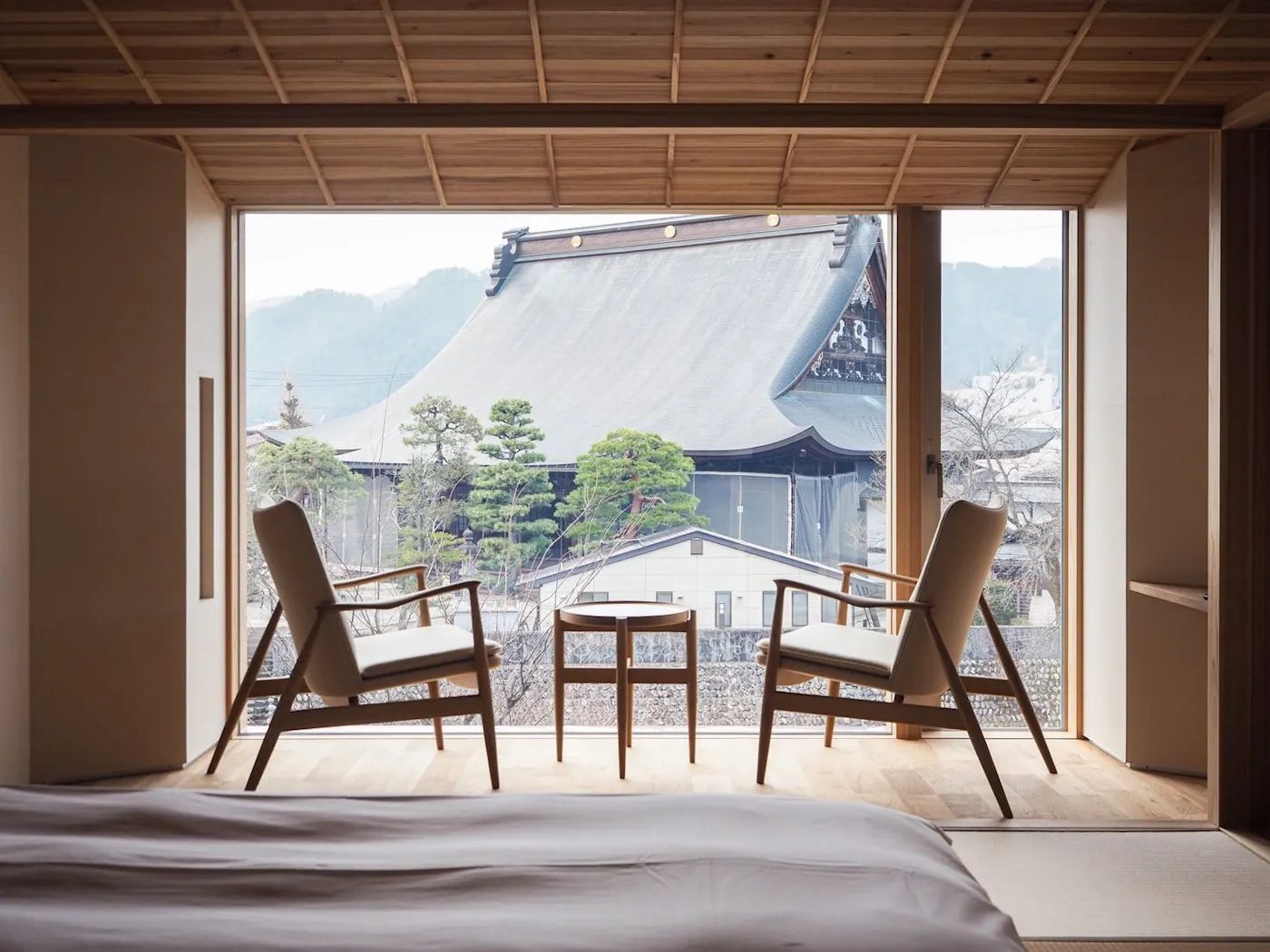 飛騨古川 八ツ三館：寺を望む客室