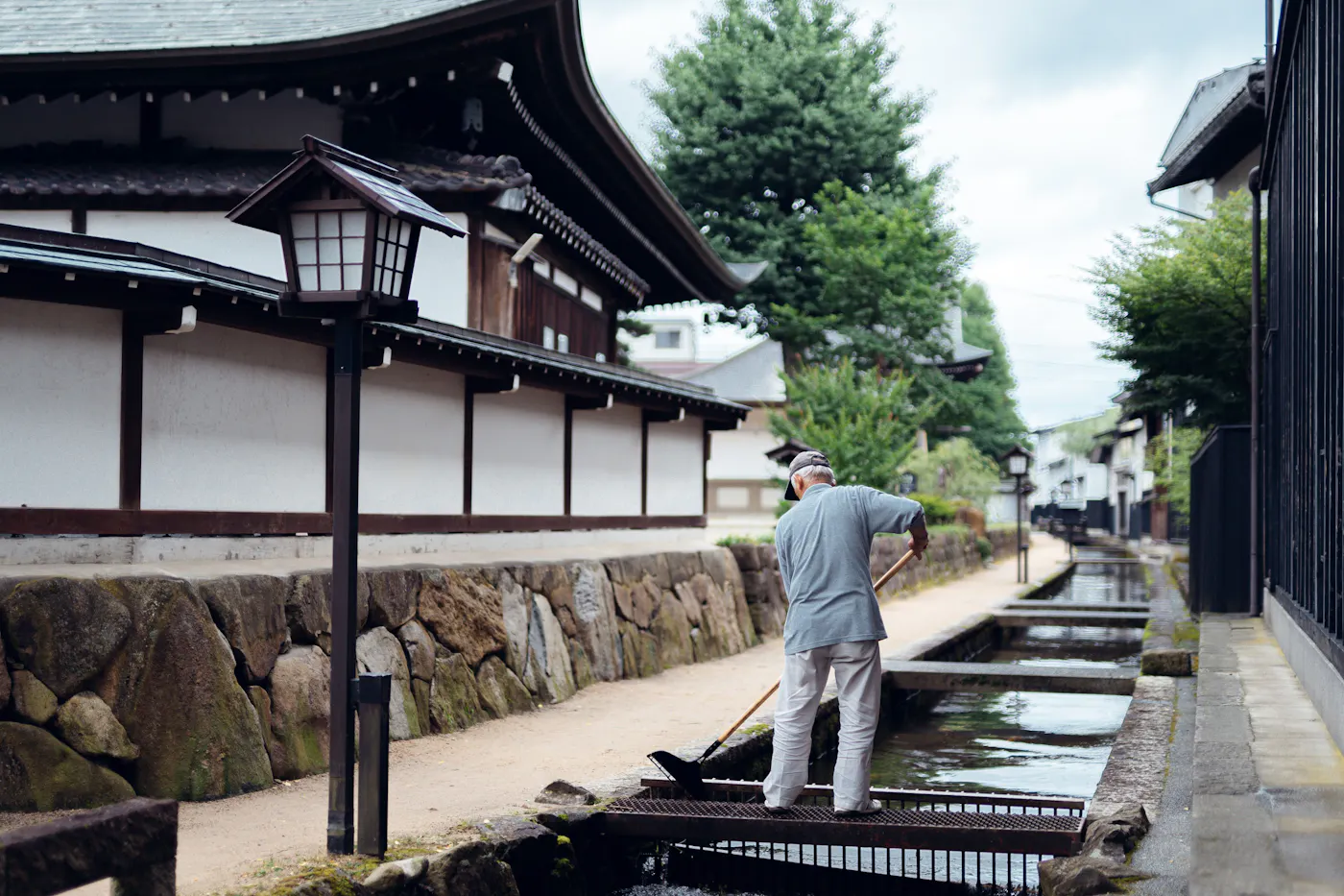 飛騨古川 八ツ三館：瀬戸川と白壁土蔵街