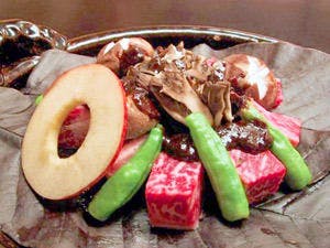 信州牛を自家製味噌と朴葉で焼き上げます。