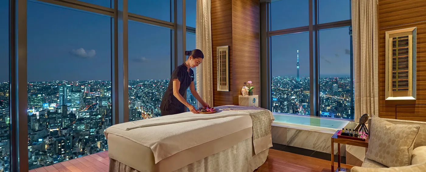 マンダリン オリエンタル 東京:夜景を望むバスタブ付きのスパスイート
