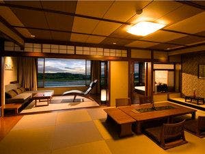 ห้องสไตล์ญี่ปุ่นพร้อมวิวแม่น้ำคุมะ (มุมขวาด้านหลังมีโซฟา)