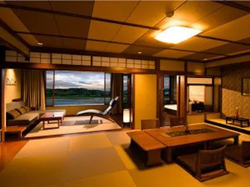 ห้องสไตล์ญี่ปุ่นพร้อมวิวแม่น้ำคุมะ (มุมขวาด้านหลังมีโซฟา)