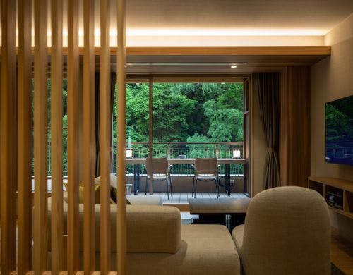 豊沢川の渓流と対岸の山々を一望出来ます。