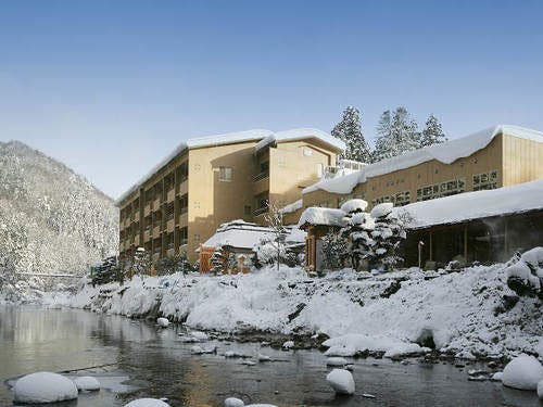 豊沢川から見た外観。