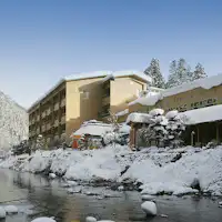 豊沢川から見た外観。