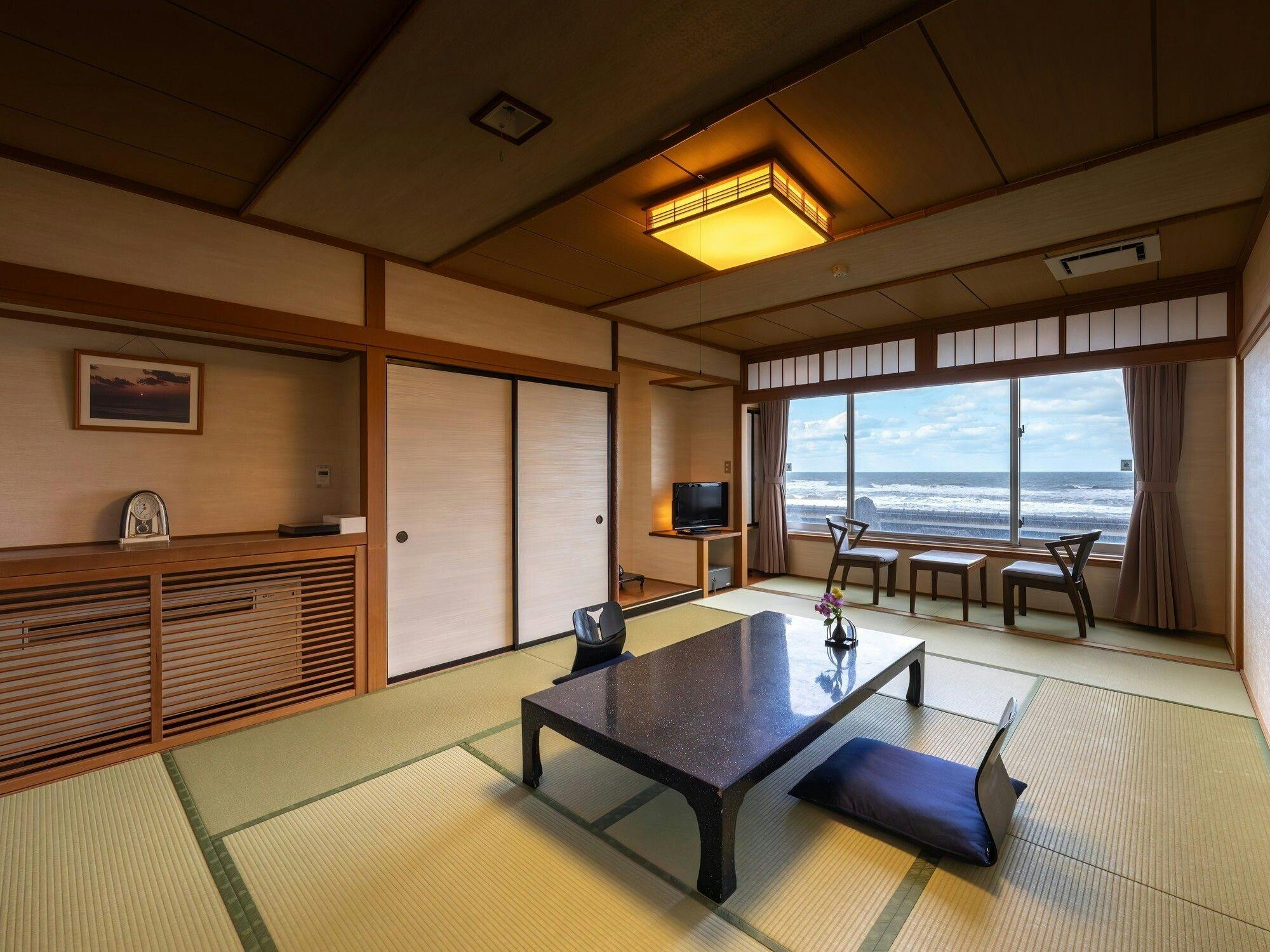■【ห้องสไตล์ญี่ปุ่นขนาด 12 เสื่อ ตัวอย่าง】ทุกห้องพักสามารถมองเห็นทะเลญี่ปุ่น