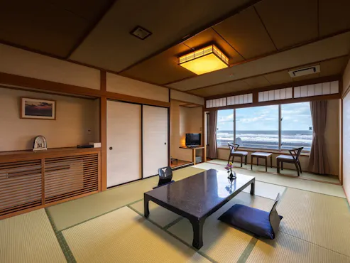 ■【ห้องสไตล์ญี่ปุ่นขนาด 12 เสื่อ ตัวอย่าง】ทุกห้องพักสามารถมองเห็นทะเลญี่ปุ่น