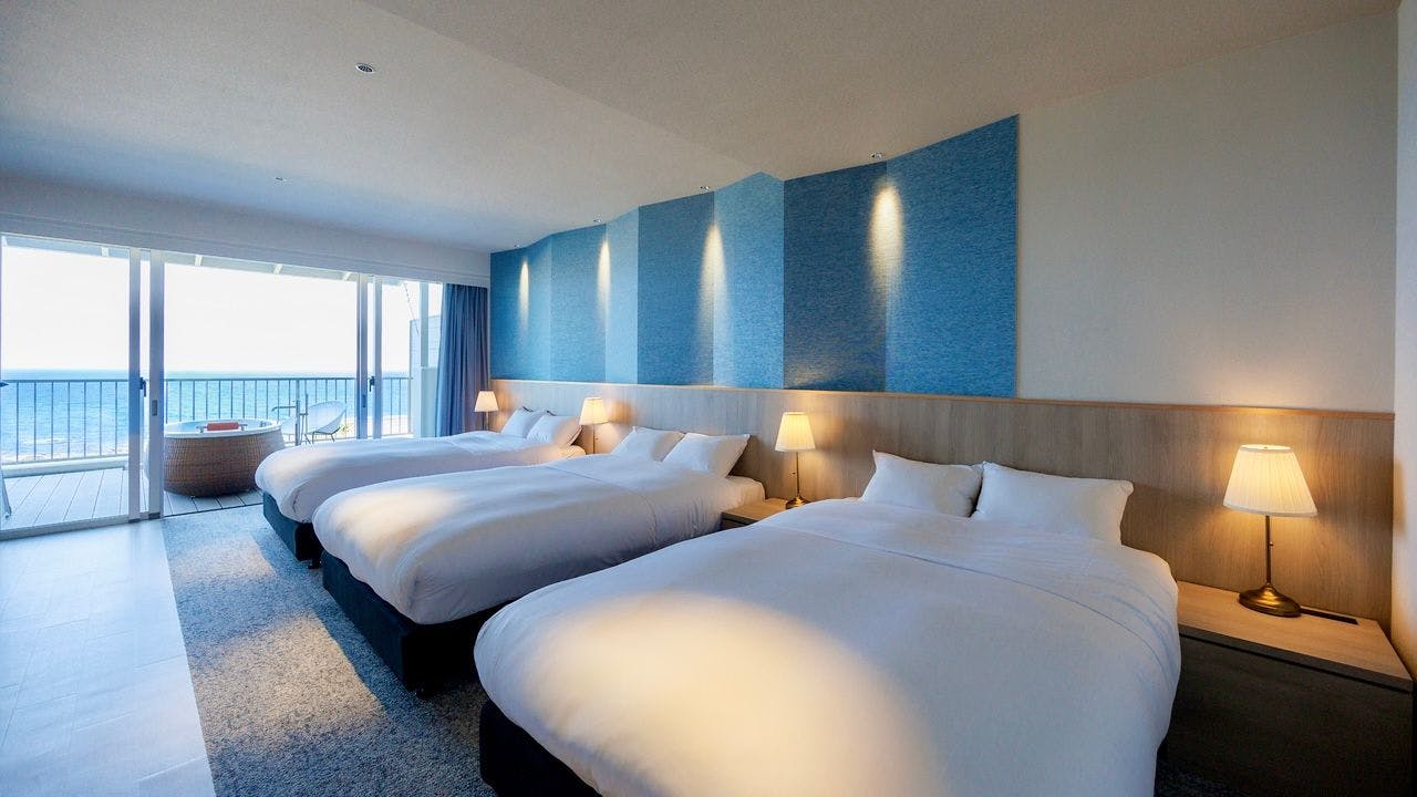 Kamar dengan Pemandangan Laut dan Teras dengan Bak Mandi