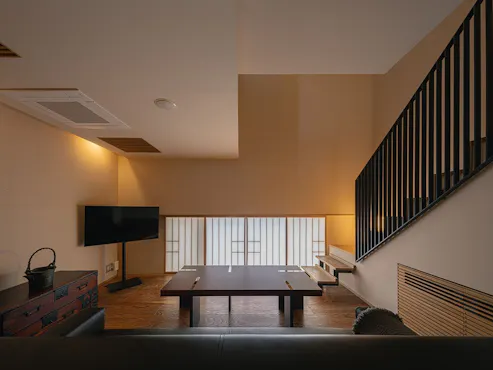 ห้องพักสไตล์ญี่ปุ่น-ตะวันตกแบบเมซอเน็ต พร้อมน้ำพุร้อนกึ่งเอาต์ดอร์