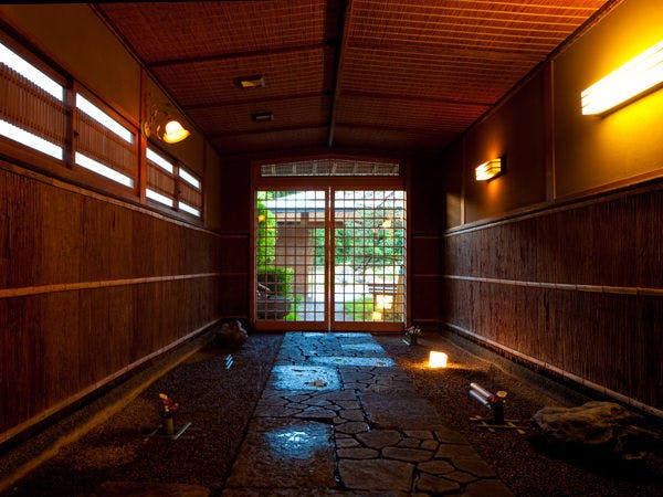 伽羅・白檀の香りに包まれた石畳の玄関