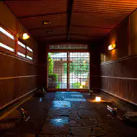 伽羅・白檀の香りに包まれた石畳の玄関