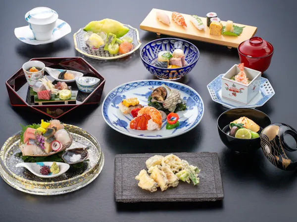 【和食会席 / 美味佳宴】鮑、伊勢海老など海の幸が並ぶ美し国の和会席「華(はな)」<夕朝食付>