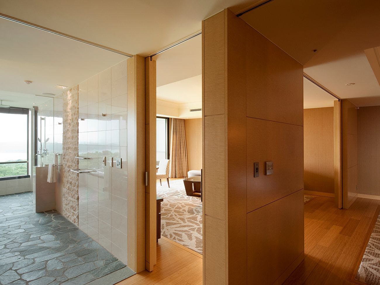 エントランスから客室へ