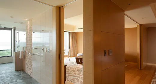 エントランスから客室へ