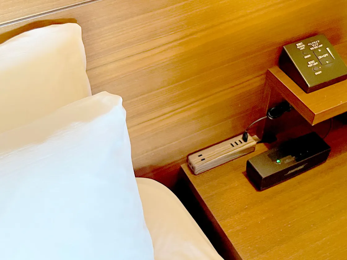 ベッドサイドにACアダプタ設置