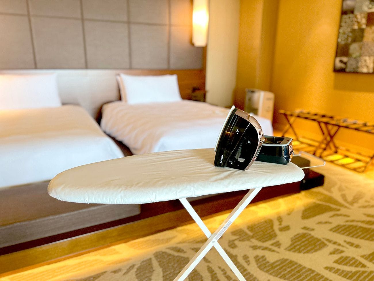 クローゼットにアイロンをご準備しています