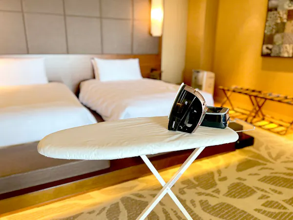 クローゼットにアイロンをご準備しています