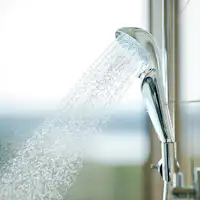 Menggunakan kepala shower ReFa