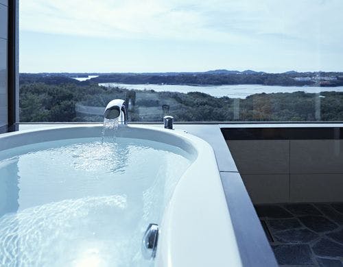 バスルーム（眺望は客室により異なります）