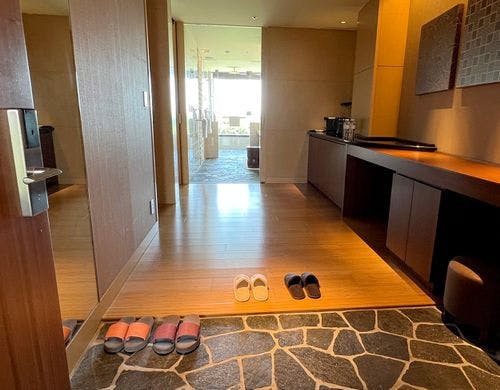 エントランスから客室へ