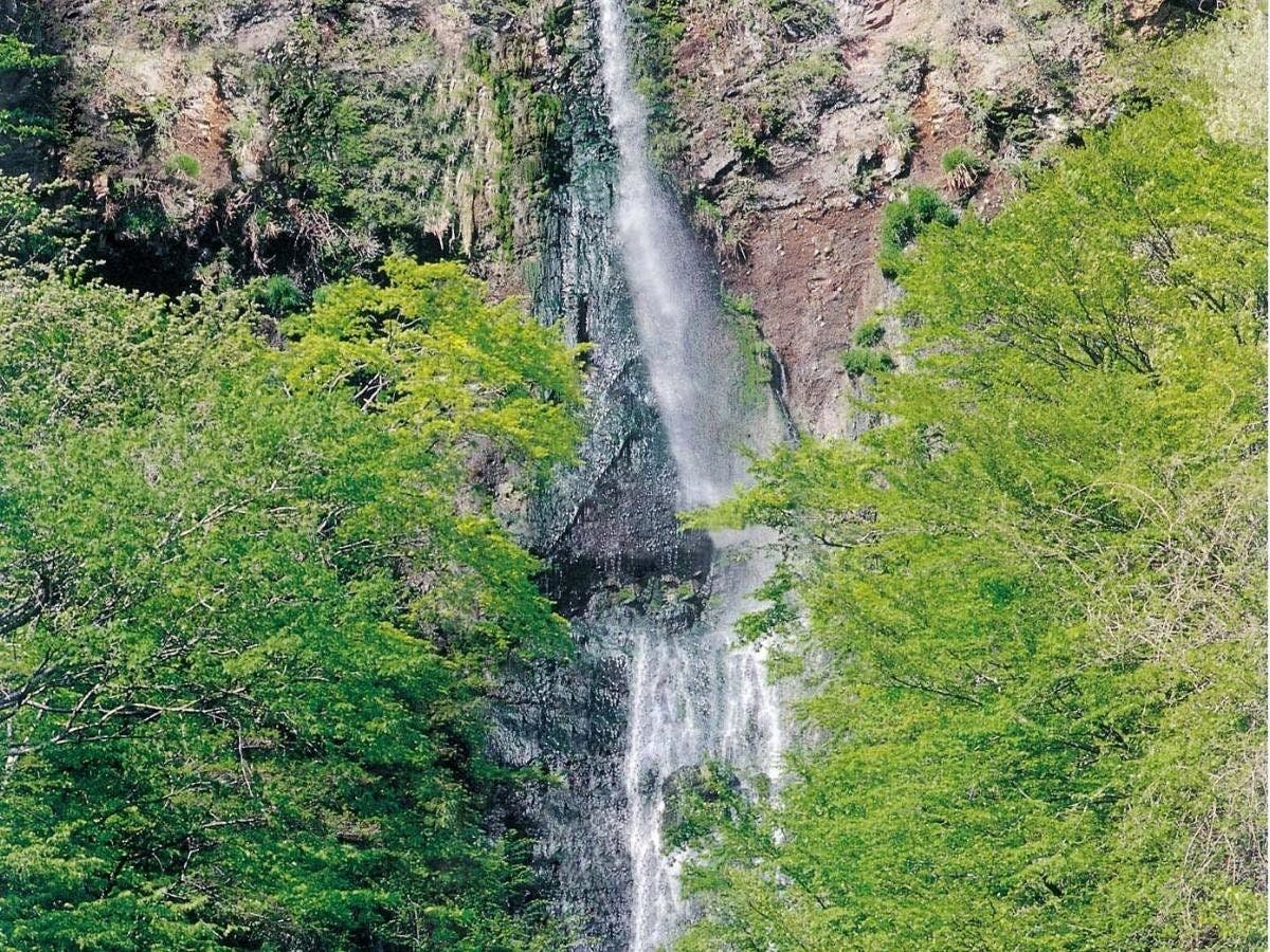 น้ำตกท้ายเรือที่มีลักษณะเด่นคือเส้นทางตรง