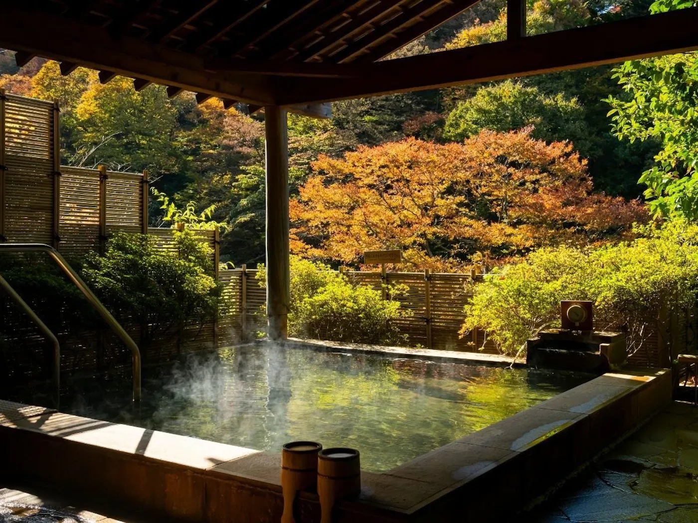 奥伊香保 旅邸 諧暢楼:紅葉に囲まれた露天風呂