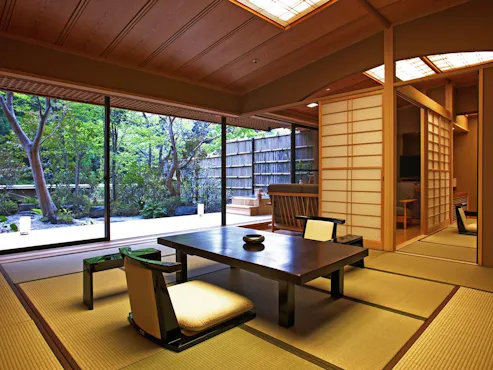 ห้องพิเศษพร้อมอ่างอาบน้ำกลางแจ้งในสวน