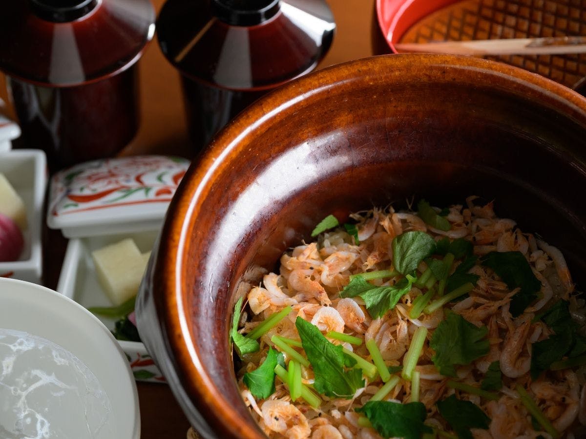 ข้าวอบกุ้งซากุระหอมกรุ่นในหม้อดิน