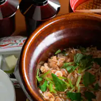 ข้าวอบกุ้งซากุระหอมกรุ่นในหม้อดิน