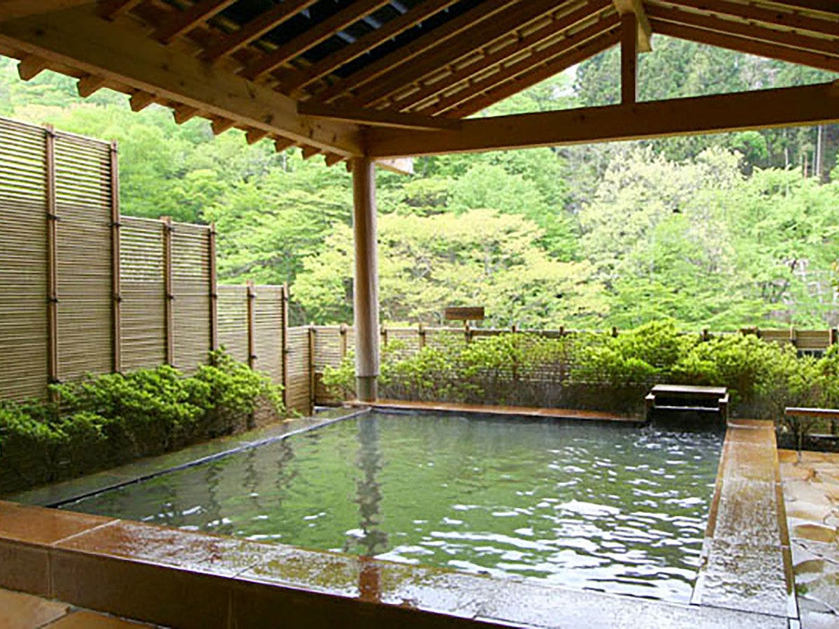 อ่างอาบน้ำรวมขนาดใหญ่และบ่อออนเซ็นกลางแจ้งของอาคารหลัก