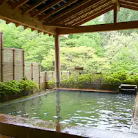 อ่างอาบน้ำรวมขนาดใหญ่และบ่อออนเซ็นกลางแจ้งของอาคารหลัก