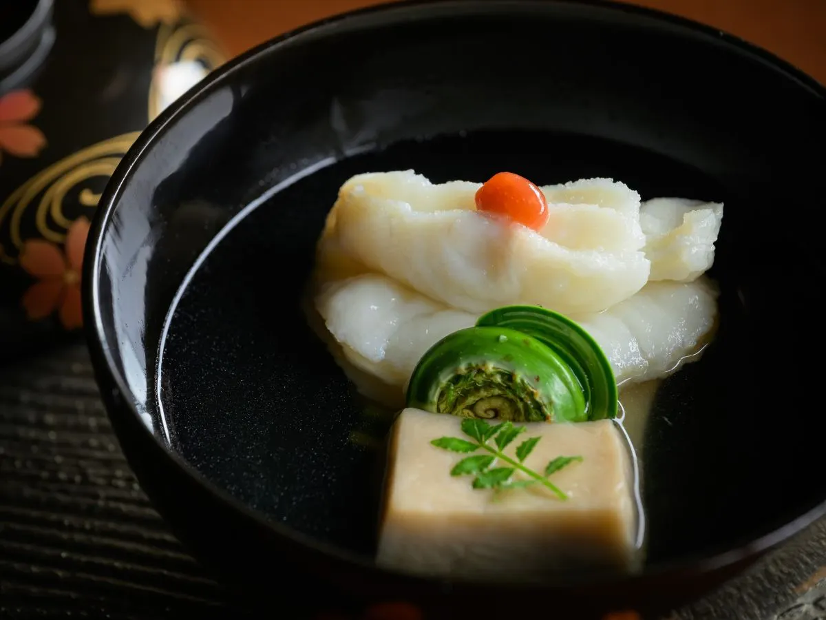 Kisah seorang wanita bernama Sanae yang diselimuti kudzu.