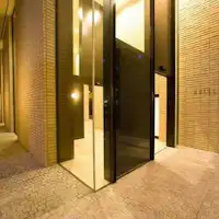 正面エントランス